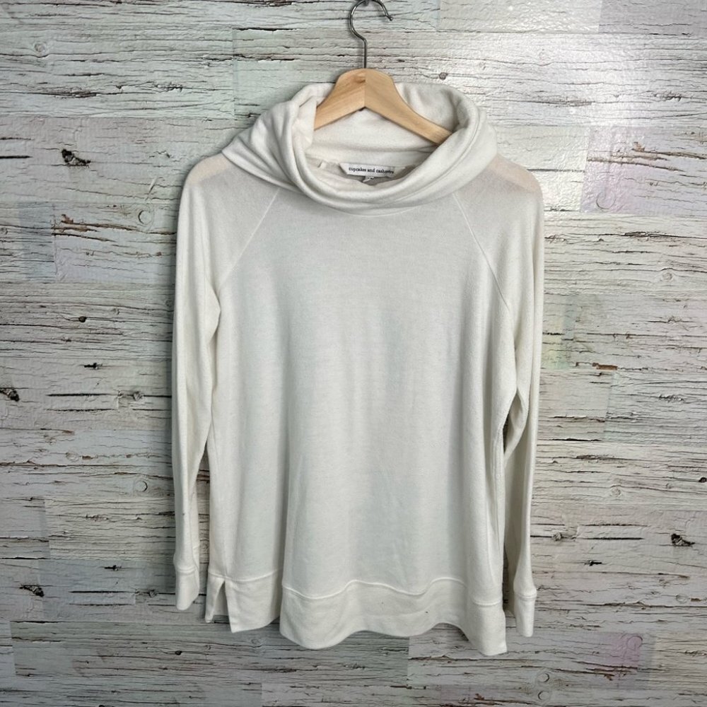 Cupcakes and cashmere medium turtleneck  sweater white